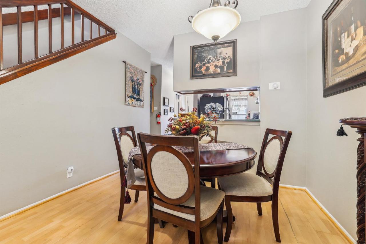 Townhome Community Pool And Hot Tub!